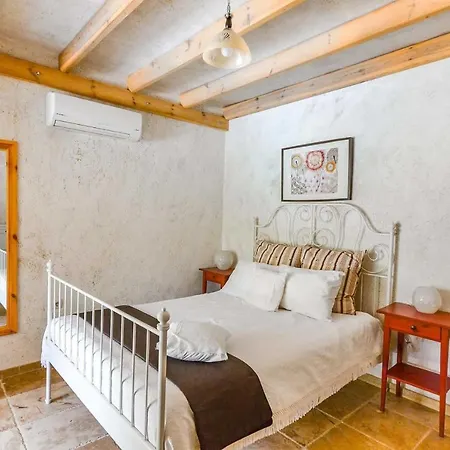 Sleeps 4 Air Con Wifi فيلة