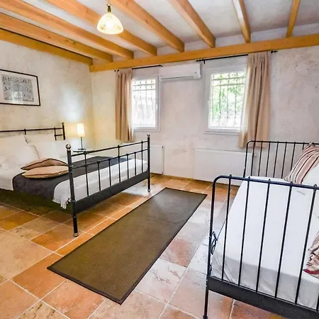 Sleeps 4 Air Con Wifi فيلة *